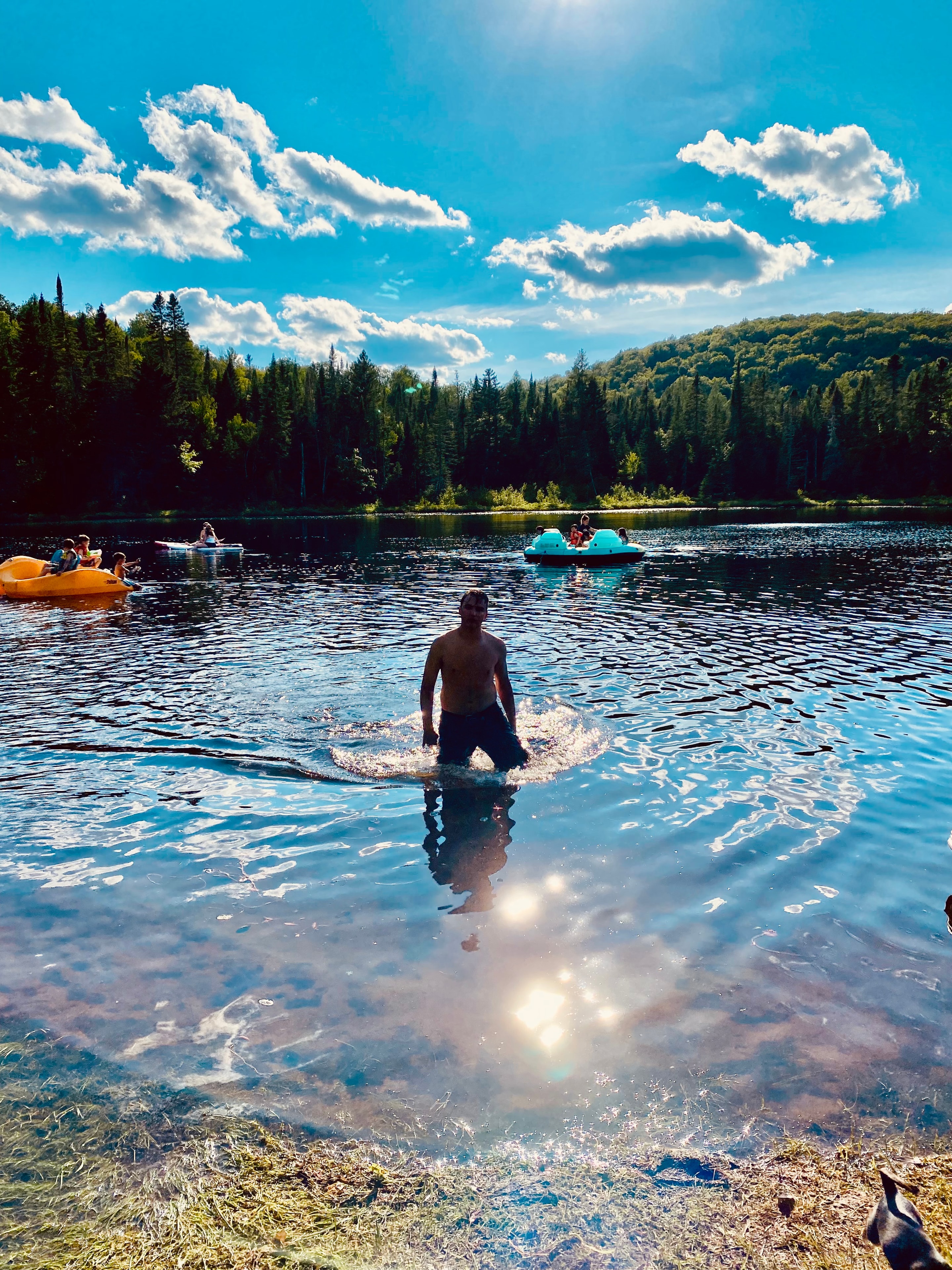 Kayaks et embarcations sur la plage