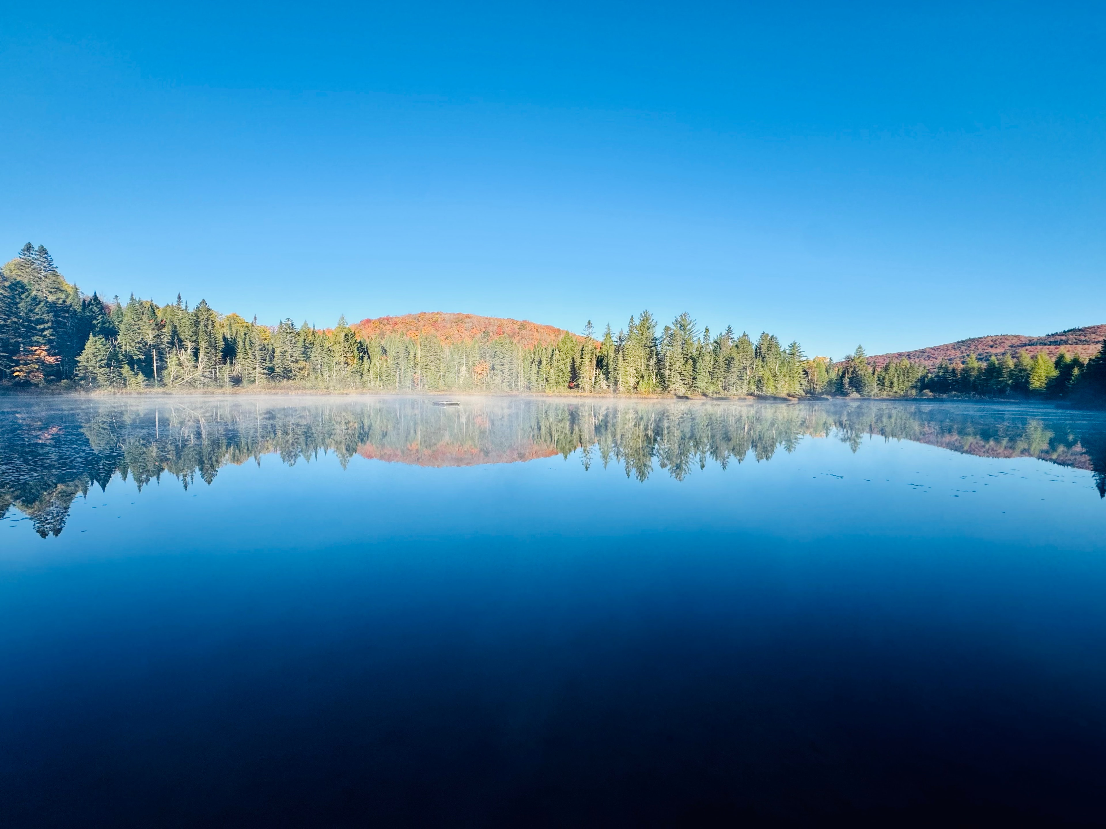 Vue sur le lac au coucher du soleil